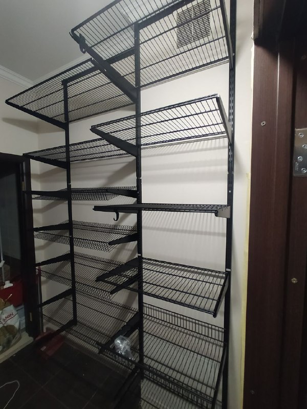 Чёрная угловая кладовка, ~1,5×1,3 м, фото 1