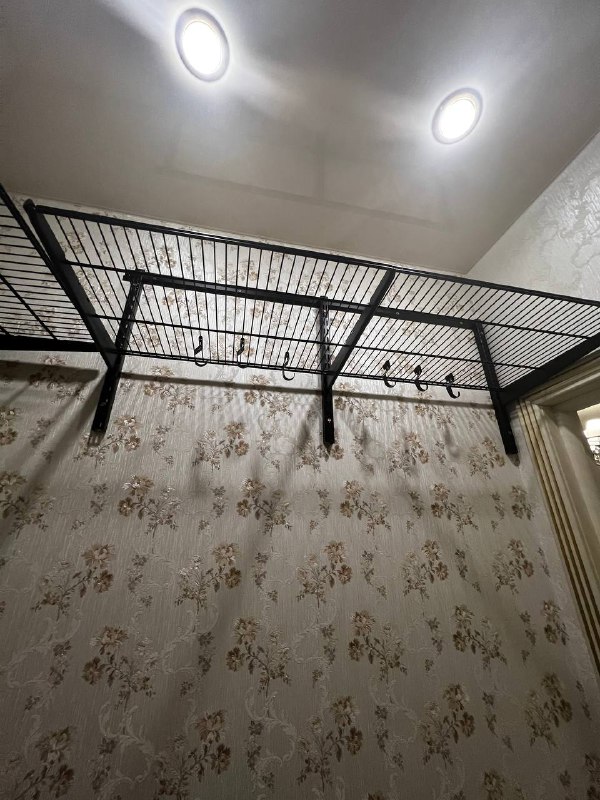 Чёрная угловая постирочная с выдвижными корзинами, ~1,3×1,8 м, фото 2