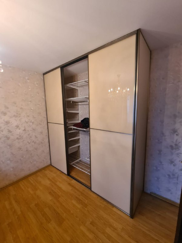 Двери-купе из цветного стекла в спальню с делителями, бронзовый профиль, фото 1