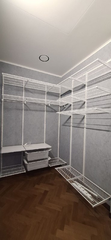Белая угловая гардеробная с выдвижными корзинами, ~2×2,2 м, фото 1