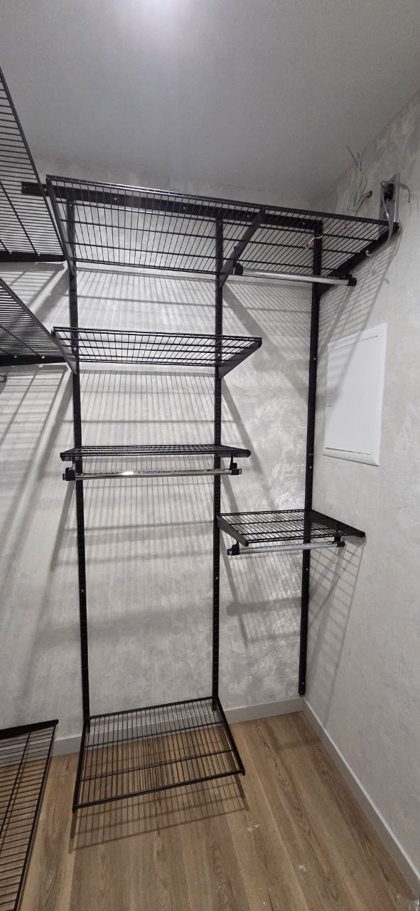 Чёрная угловая гардеробная с выдвижными корзинами, около 1,3×2 м — 38 673 ₽