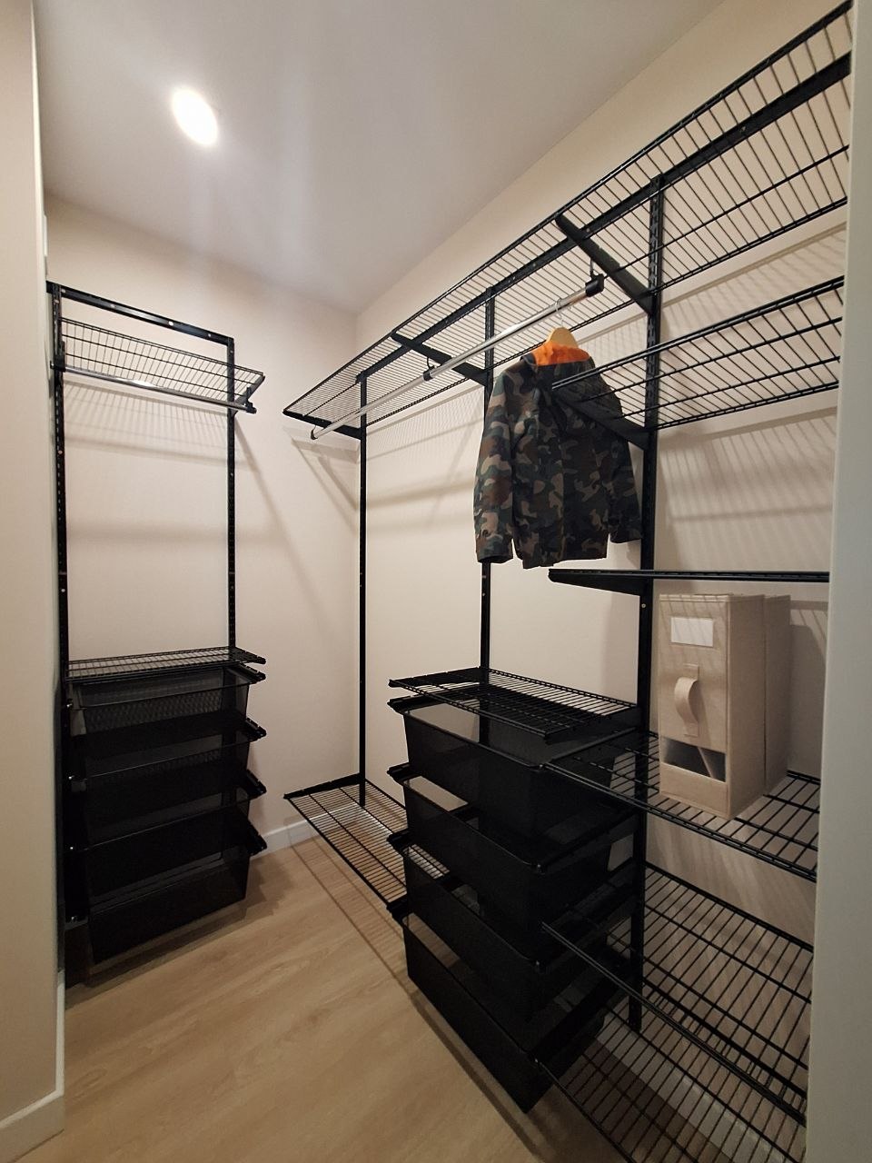 Чёрная угловая гардеробная с выдвижными корзинами — 55 300 ₽