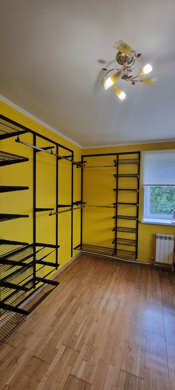 Чёрная П-образная гардеробная в жёлтой комнате с окном — 88 600 ₽