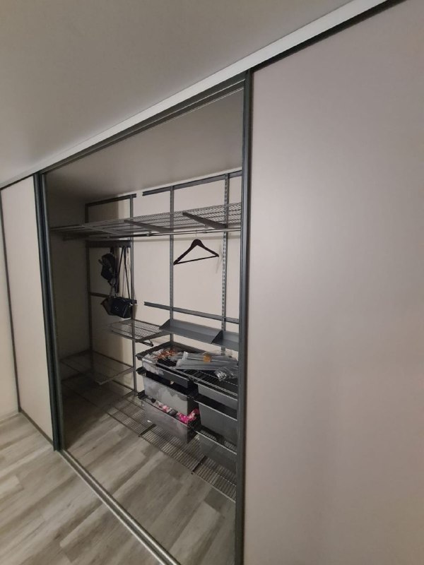 Комбинированные двери-купе (ЛДСП и зеркало) в спальню, чёрный профиль, фото 1