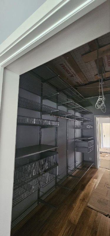 Серая двухсторонняя гардеробная с выдвижными корзинами, ~1,8×3 м, фото 2