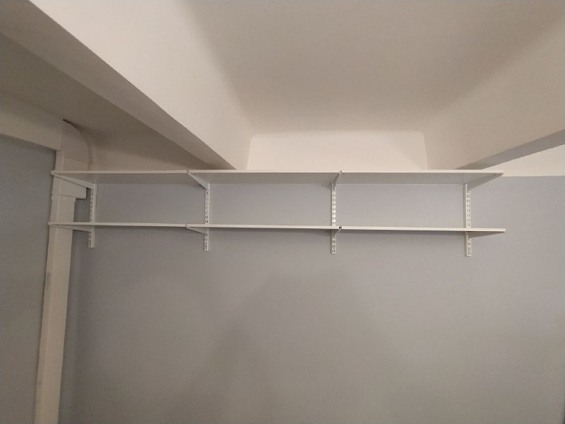 Серая гардеробная с выдвижными корзинами, ~2,5×2 м, фото 1