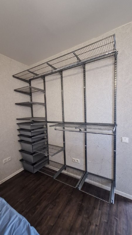 Серая гардеробная в спальне с полками для обуви, фото 1