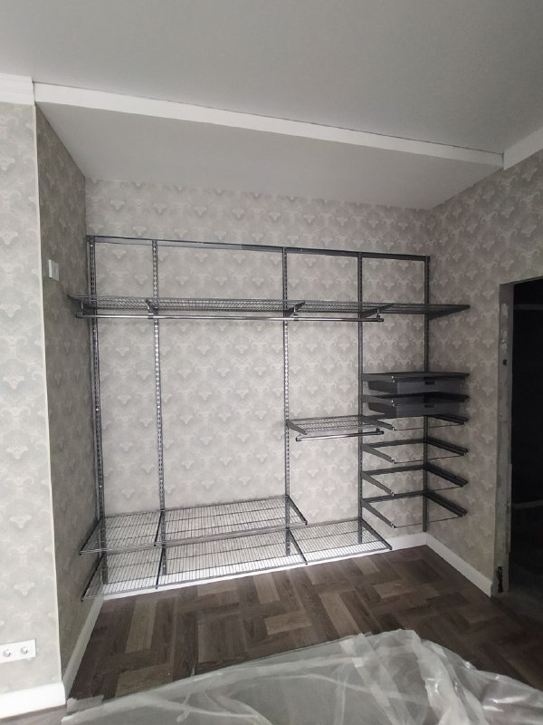Серая гардеробная в спальне с выдвижными корзинами, ~2,4×1,8 м, фото 1