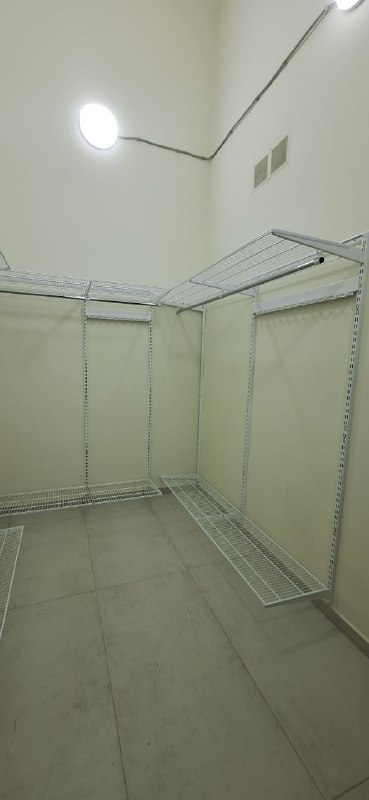 Серая П-образная гардеробная, ~2,2×2,8 м, фото 3