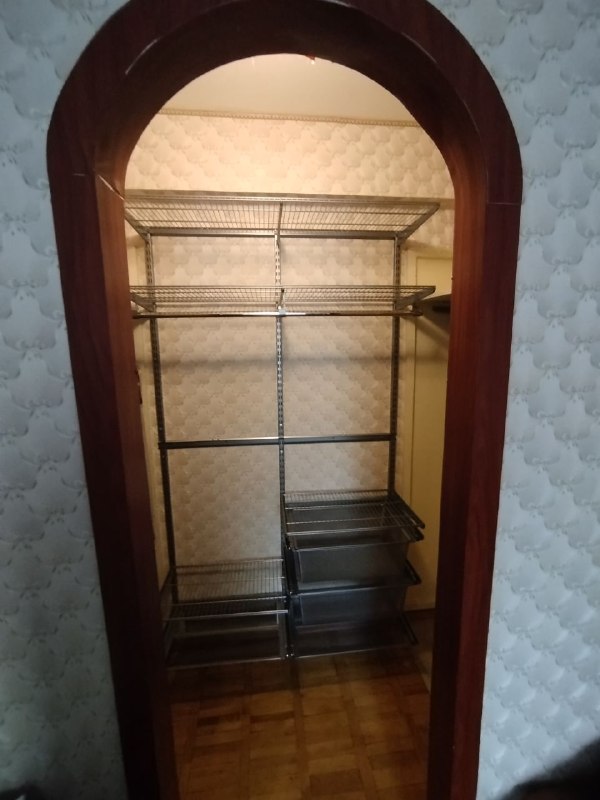 Серая П-образная гардеробная, ~1,4×1,5 м, фото 1