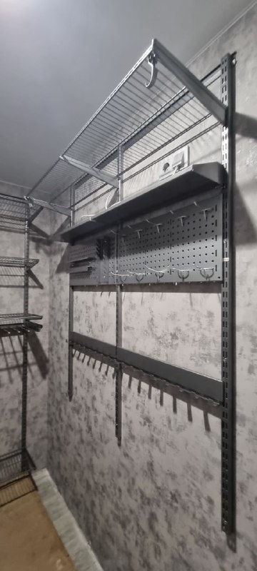 Серая П-образная гардеробная с брючницей, ~1,8×2,4 м, фото 2