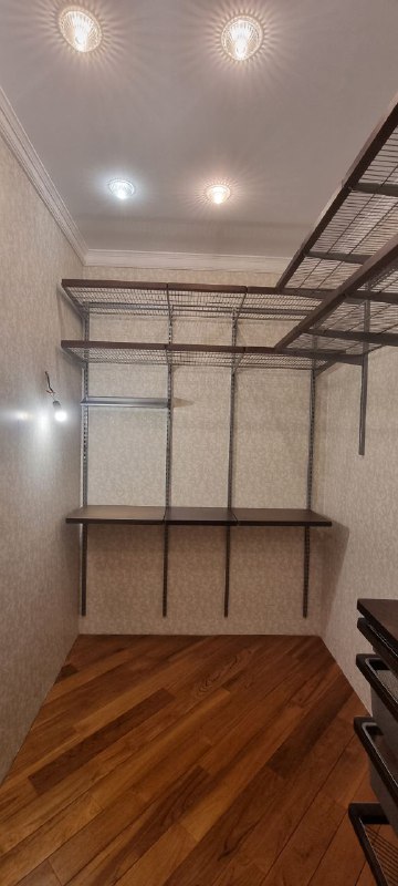 Серая П-образная гардеробная с деревом и брючницей, ~2,1×3 м, фото 1