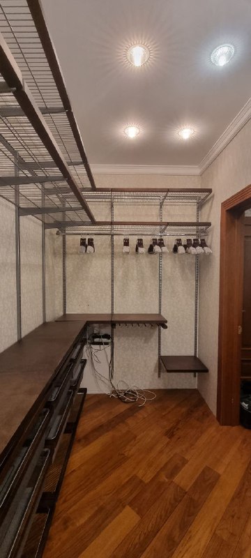 Серая П-образная гардеробная с деревом и брючницей, ~2,1×3 м, фото 4