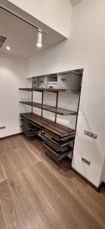 Серая П-образная гардеробная с деревом и выдвижными корзинами, ~2,8×2,5 м, фото 1