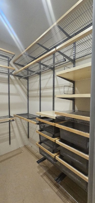 Серая П-образная гардеробная с деревом и выдвижными корзинами, фото 3