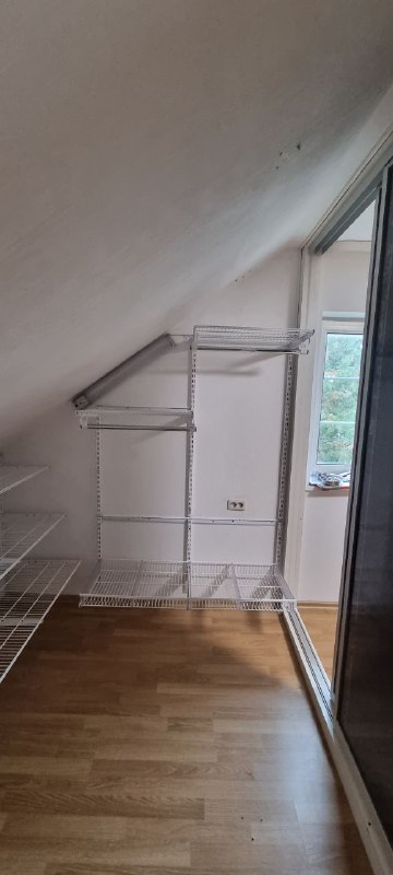 Серая П-образная гардеробная с дверями-купе, ~3×2,5 м, фото 1