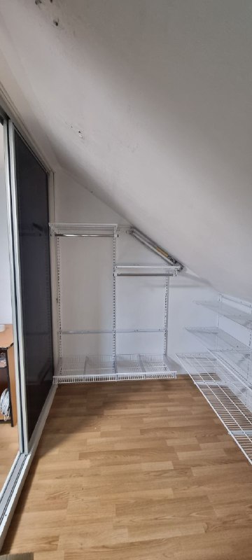 Серая П-образная гардеробная с дверями-купе, ~3×2,5 м, фото 2