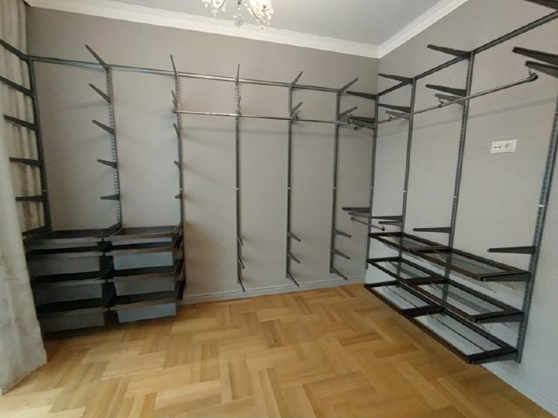 Серая П-образная гардеробная с выдвижными корзинами, ~3,1×2,4 м, фото 1