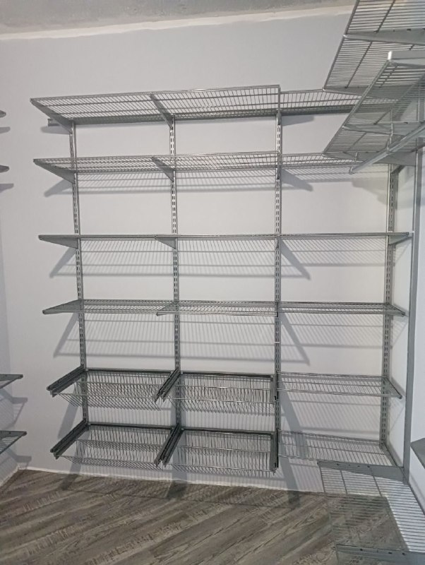 Серая П-образная гардеробная с выдвижными корзинами, ~2,3×2,2 м, фото 2