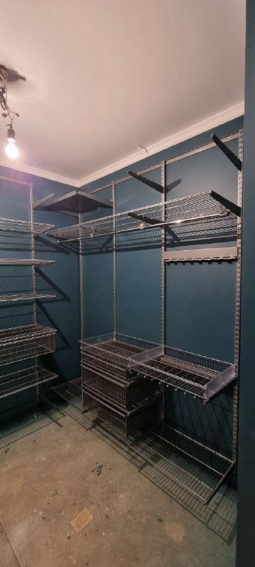 Серая П-образная гардеробная с выдвижными корзинами, ~1,8×3 м, фото 2