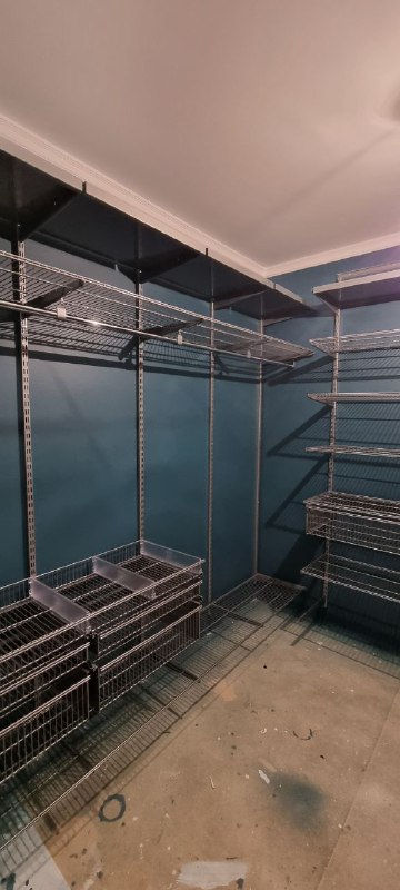 Серая П-образная гардеробная с выдвижными корзинами, ~1,8×3 м, фото 3