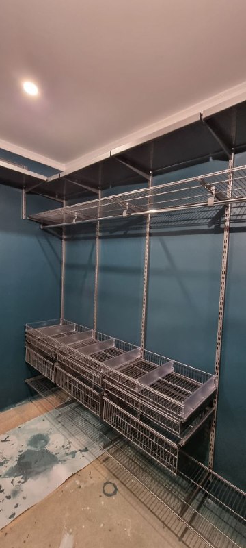 Серая П-образная гардеробная с выдвижными корзинами, ~1,8×3 м, фото 4