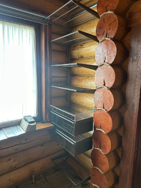 Серая П-образная гардеробная с выдвижными корзинами, ~2,7×1,8 м, фото 2