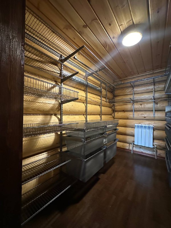 Серая П-образная гардеробная с выдвижными корзинами, ~1,9×3 м, фото 2