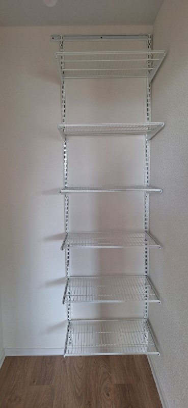 Серая П-образная гардеробная с выдвижными корзинами, ~1,8×2,3 м, фото 2