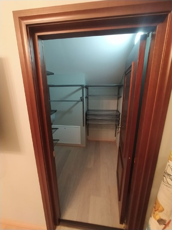 Серая П-образная гардеробная с выдвижными корзинами, ~1,5×2 м, фото 1