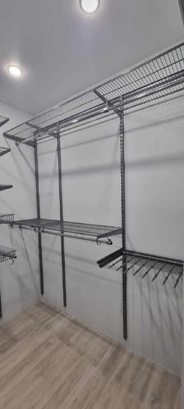 Серая П-образная гардеробная с выдвижными корзинами, ~2,4×2 м, фото 3
