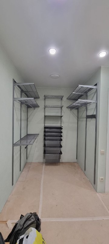 Серая П-образная гардеробная с выдвижными корзинами, ~1,2×2,2 м, фото 1