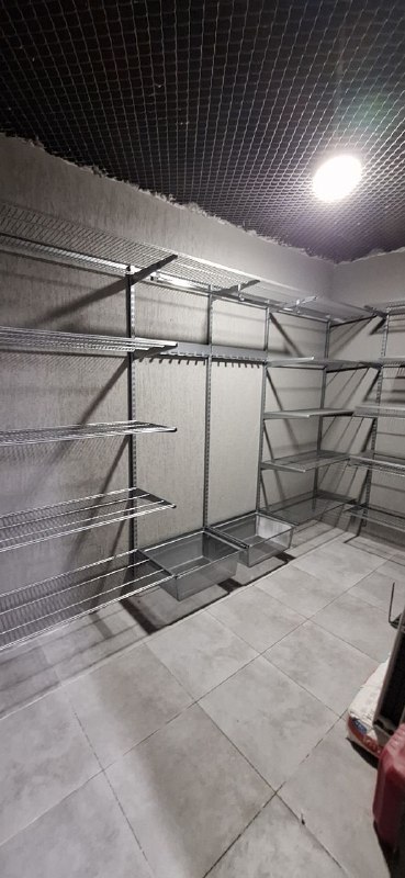 Серая П-образная гардеробная с выдвижными корзинами, ~2,1×3,2 м, фото 1