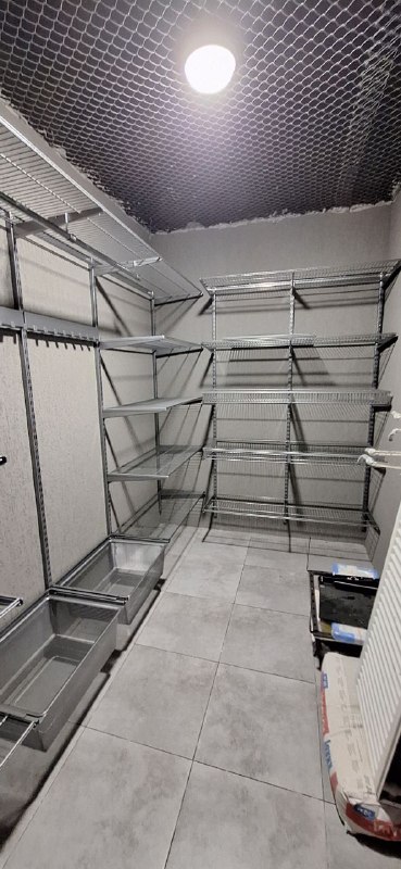 Серая П-образная гардеробная с выдвижными корзинами, ~2,1×3,2 м, фото 2