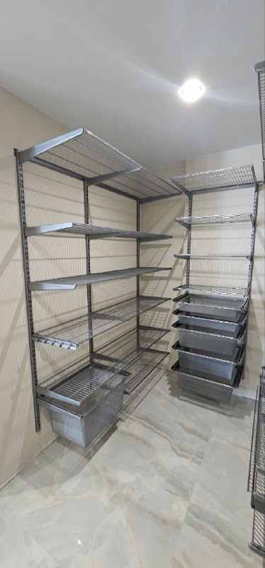 Серая П-образная гардеробная с выдвижными корзинами, ~2×2,7 м, фото 1