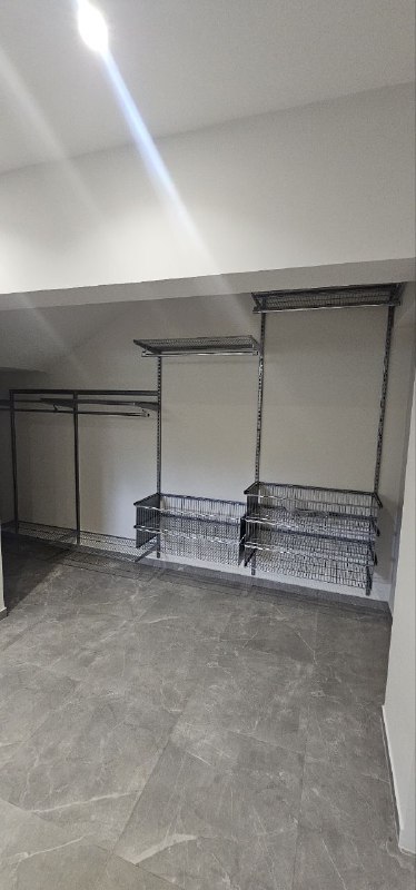 Серая П-образная гардеробная с выдвижными корзинами, ~2,4×2 м, фото 1