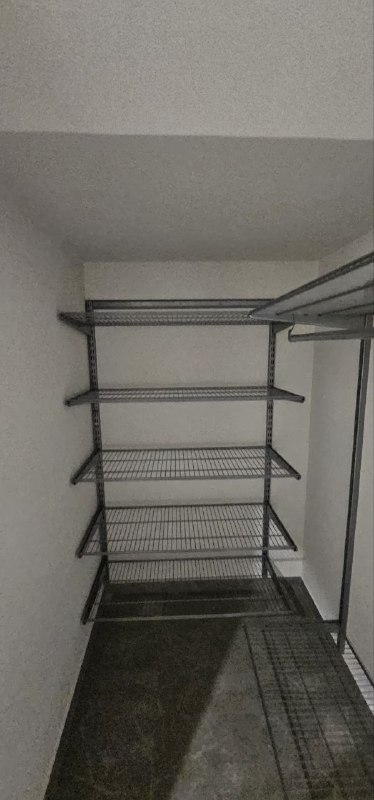 Серая П-образная гардеробная с выдвижными корзинами, ~2,4×2 м, фото 2