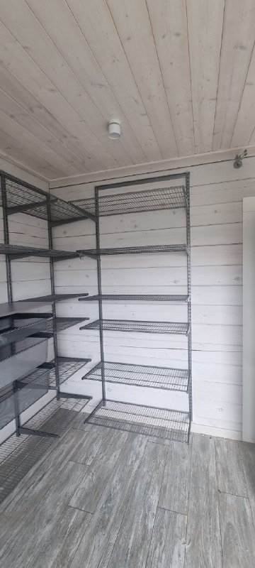 Серая П-образная гардеробная с выдвижными корзинами, ~3×3 м, фото 1