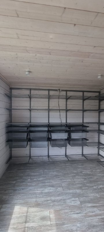 Серая П-образная гардеробная с выдвижными корзинами, ~3×3 м, фото 2