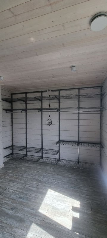 Серая П-образная гардеробная с выдвижными корзинами, ~3×3 м, фото 3