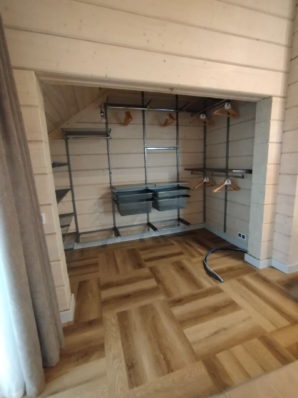 Серая П-образная гардеробная с выдвижными корзинами, ~2,4×1,8 м, фото 1