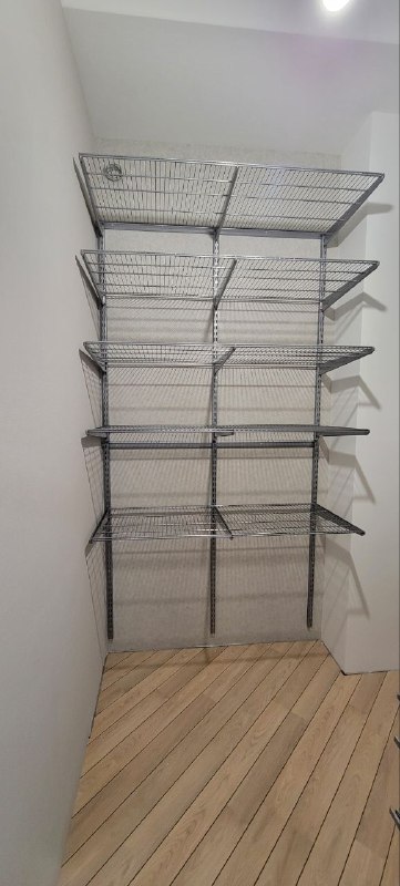 Серая П-образная гардеробная с выдвижными корзинами, ~1,3×2 м, фото 1