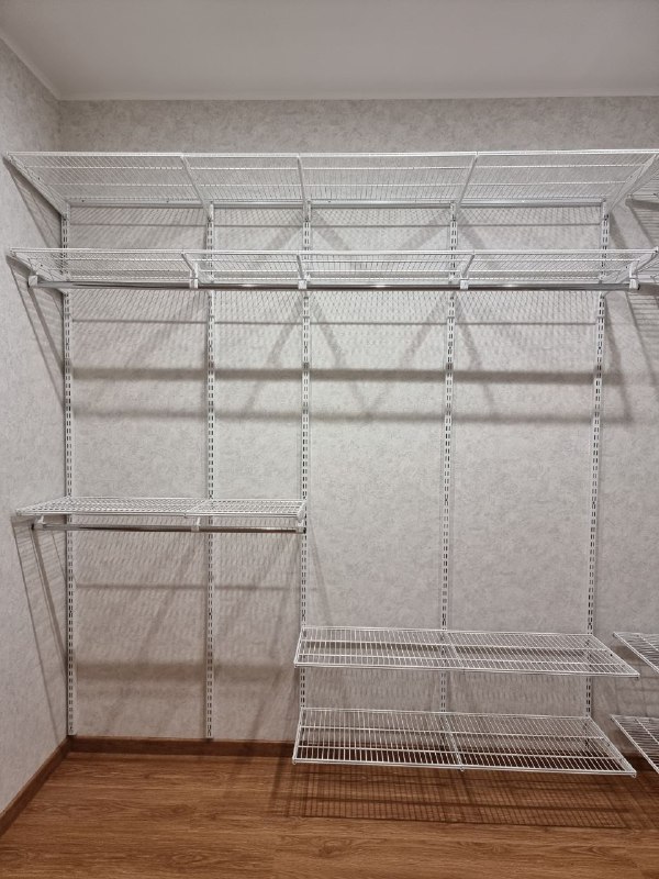 Серая П-образная гардеробная с выдвижными корзинами, ~2,7×3 м, фото 1