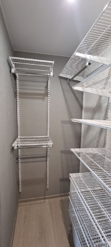 Серая П-образная гардеробная с выдвижными корзинами, ~1,3×2 м, фото 2