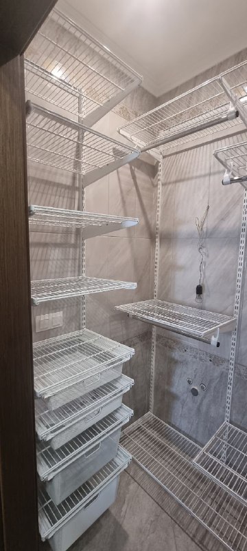 Серая П-образная гардеробная с выдвижными корзинами, ~1,5×1,4 м, фото 2