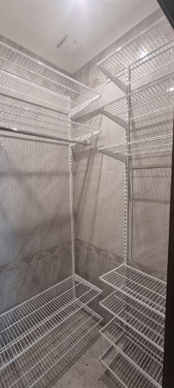 Серая П-образная гардеробная с выдвижными корзинами, ~1,5×1,4 м, фото 3