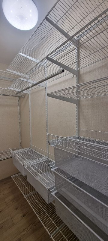 Серая П-образная гардеробная с выдвижными корзинами, ~1,8×2,4 м, фото 2