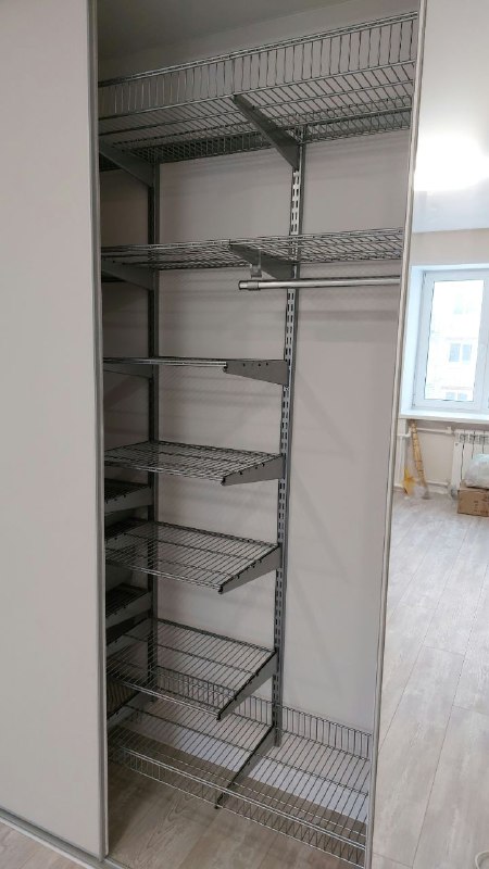Серая П-образная гардеробная с выдвижными корзинами и дверями-купе, фото 2