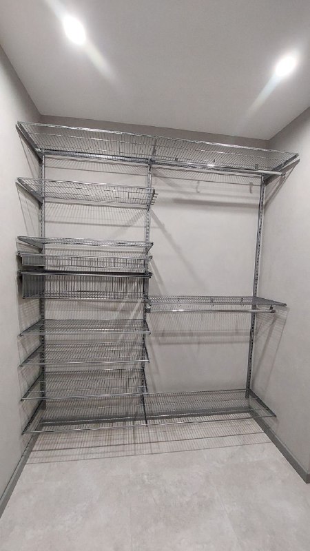 Серая П-образная постирочная с деревом и брючницей, ~3×2 м, фото 6