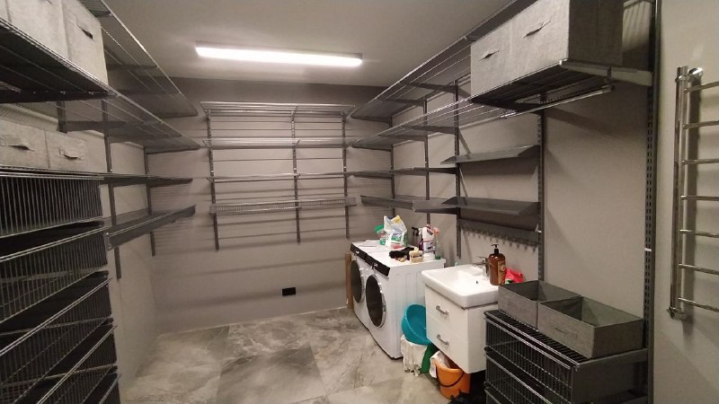 Серая П-образная постирочная с выдвижными корзинами, ~2,4×3,2 м, фото 1